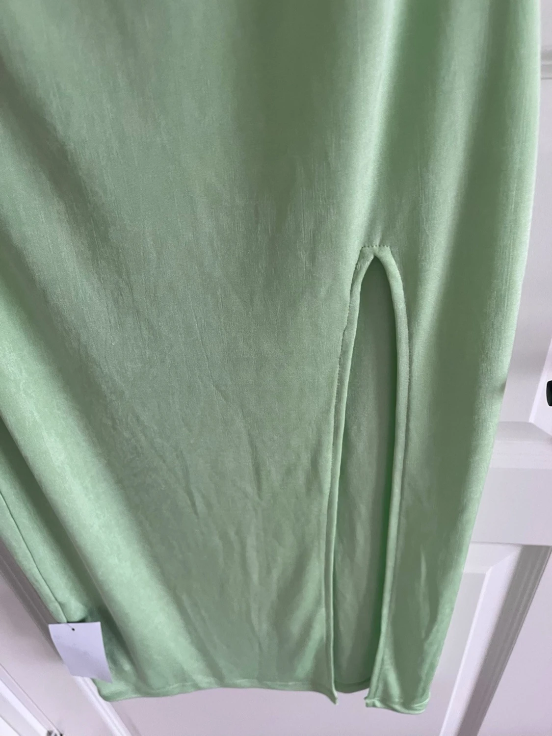 Ljusgrön långklänning med slits - 1