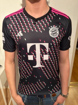 FC Bayern München matchtröja Sané - Rensar nu mina fotbollströjor i toppskick! Modellen på bilden är 184cm och väger 80kg. Bara att höra av sig vid minsta fundering! 