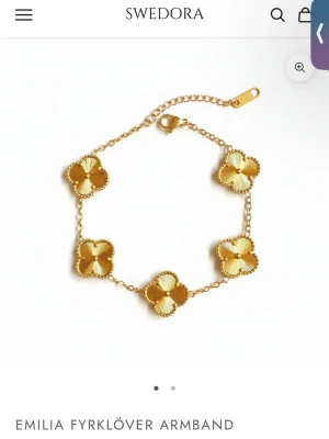 Van cleef armband  - Väldigt fint armband med märket Van Cleef. Köpt på Swedora men kommer ej till användning. Det enda problemet är att låset är lite öppet och stängs inte helt men annars är den väldigt fin och elegant 💞🌸 Original pris: 369kr