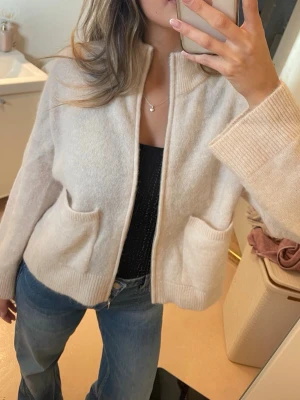 Beige kofta med fickor och dragkedja - Mysig beige kofta med dragkedja framtill och två stora fickor.  Använd 1 gång 