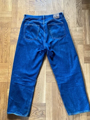 Sweet SKTBS. JEANS: M - Dessa byxor är i extremt bra skick för jag har inte använt dom mycket alls då jag är för small för att ha dem. Jag är 188cm och dem passar bra i längden. 