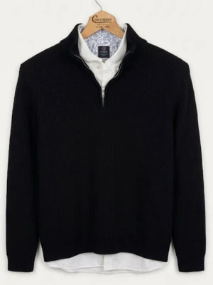 Svart stickad tröja med halv dragkedja - Klassisk svart stickad tröja från Oscar Jacobson med halv dragkedja och hög krage. Tröjan har lång ärm och ribbade muddar. Perfekt att bära över en skjorta för en stilren look.