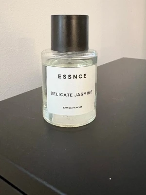 Essnce Delicate Jasmine parfym - Minimalistisk parfymflaska från Essnce med doften Delicate Jasmine. Väldigt fräsch doft. Ca: 40 ml kvar ko o ko