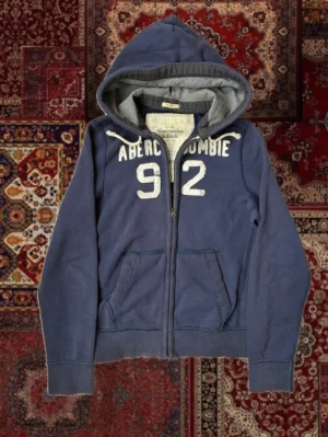 Abercrombie & Fitch hoodie - Riktigt schysst vintage Abercrombie & Fitch hoodie med minimala distressings 🙌 Storlek L men passar mer som en M, skriv vid minsta lilla fråga eller fundering! ✌️ 