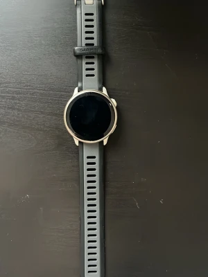 Garmin vivoactive 6 LÄS BESKRIVNING - Köpt för 3800 på elgiganten. Riktigt bra klocka för den aktiva personen. Säljer då den inte kommer till användning. Har tyvärr inte lådan men man får klockan och laddaren, har även kvittot. Har massa bra funktioner och batteriet håller upp till 11 dagar. Är frånvarande från tis 10 feb och 3 veckor frammåt (lumpen) så kommer inte kunna skicka tyvärr fram tills dess. Så skriv gärna innan köp så kan jag se när jag kommer tillbaka!