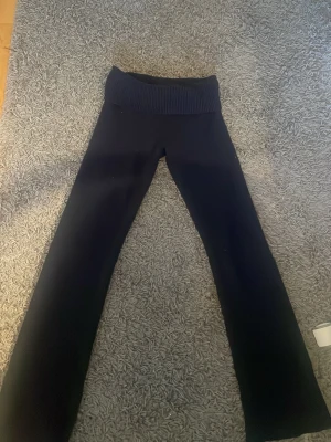 Stickade yoga byxor - Ett par stickade yoga byxor i ett väldigt bra skick! Säljer då jag knappt använder ❤️