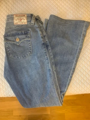 True Religion ljusblå bootcut jeans - Säljer ett par ljusblå jeans från True Religion, modell BECCA Mid Rise bootcut. 