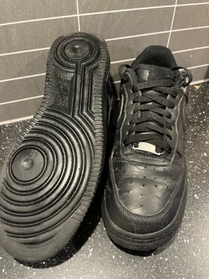 Nike  - Nike svarta air force 