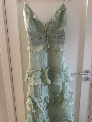 Sommarklänning - Ljusgrön sommarklänning från Bubbleroom, den har alla knappar kvar och man knyter den i ryggen, den är aldrig använd och är i mycket bra skick💚den är lite liten i storlek💕