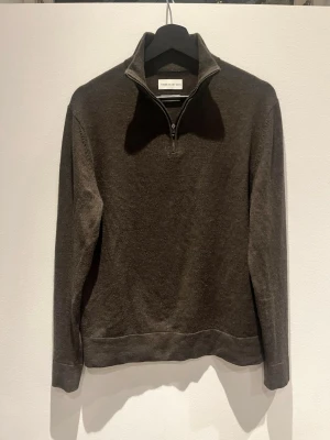 THESE GLORY DAYS merino half zip - Superfin half zip tröja från These glory days i merinoull. Storlek M. Knappt använd så den är i mycket bra skick. Skriv vid frågor eller funderingar!