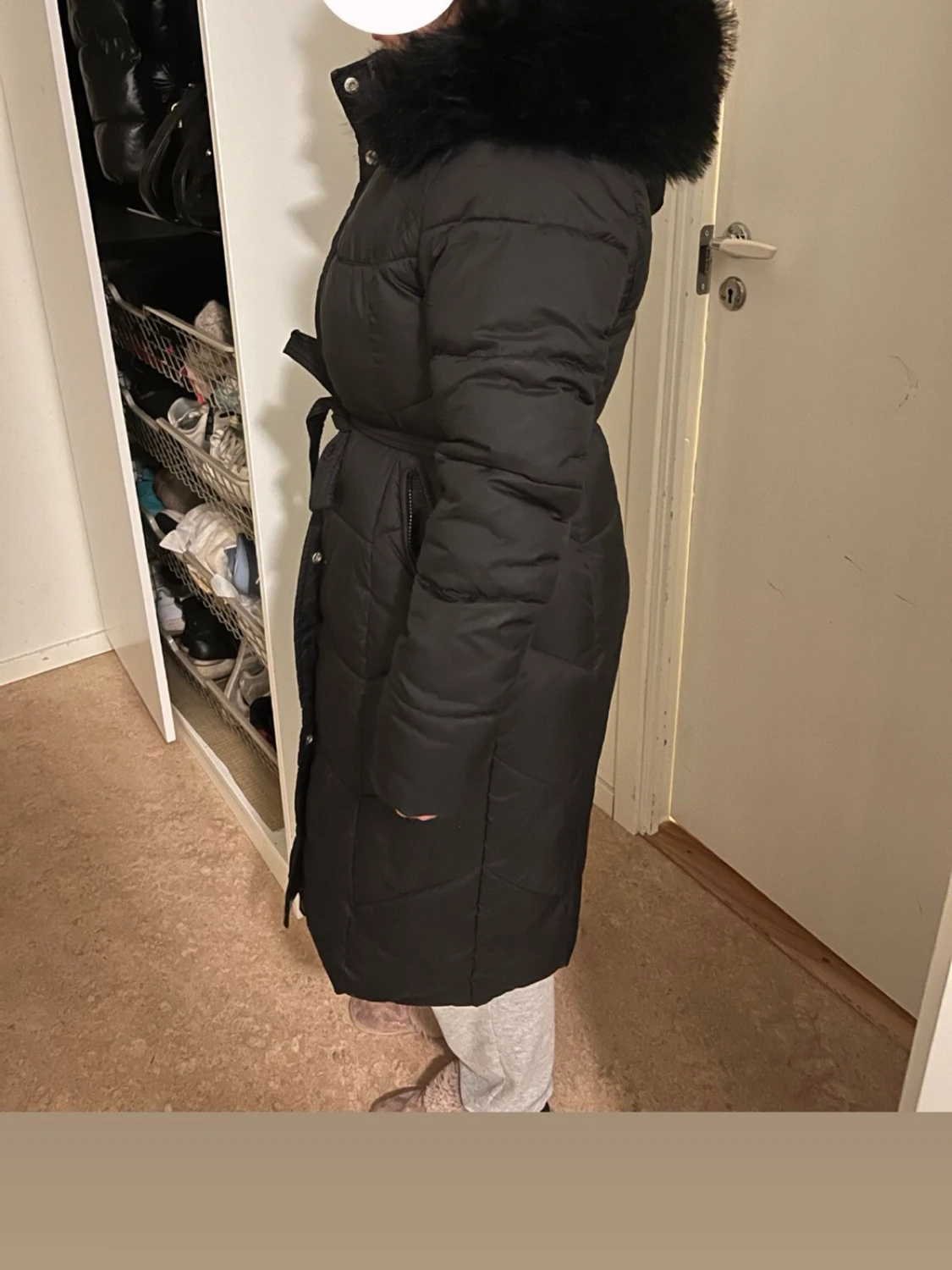 Svart lång dunjacka med fuskpäls - 2