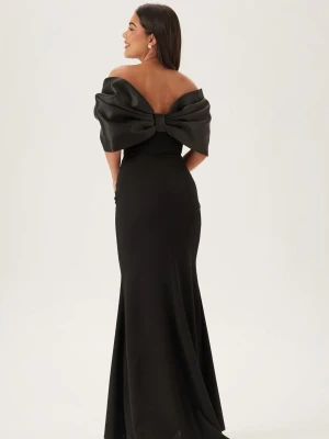 Svart balklänning  med stor rosett från bubbelroom - Elegant svart långklänning med offshoulder och stor rosett i ryggen. Klänningen har figurnära passform och vida axelpartier som ger en lyxig känsla. Perfekt för speciella tillfällen så som bal när du vill sticka ut. Köpt från bubbelrroom är slutsåld på deras sida. Den är i kostym material och fin kvalitet. Endast testad 1 gång, fler bilder fås vid intresse 💞 Den som skriver först och köper klänningen får den billigare