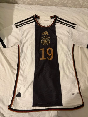 Tysklands matchtröja Sané #19 - Tyskland Sane hemma tröja VM skriv i chatten för mer info.