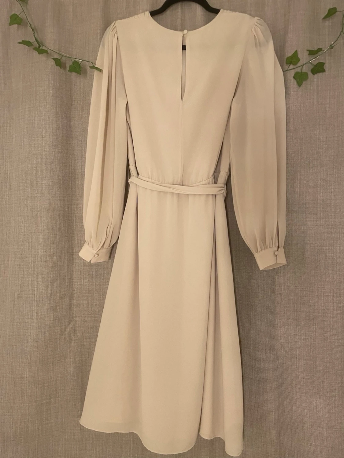 Beige långklänning med bälte - 1