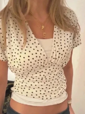 prickig topp - Topp som jag köpt på Vinted men aldrig kommit till användning. Den är i jättebra skick. Fråga om ni vill ha fler bilder💕