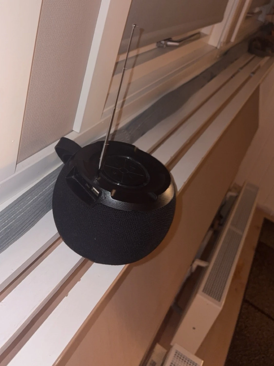 Svart högtalare typ nytt kan skicka video hur hög den är