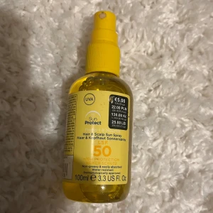 Sun Protect hår- och hårbotten spray SPF 50 - Solskyddsspray för hår och hårbotten med SPF 50 från Sun Protect. Kommer i en gul plastflaska med sprayfunktion och rymmer 100 ml. Ger högt skydd mot UVA-strålar och är lätt att applicera utan att kännas fet.
