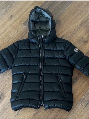 Svart colmar jacka - Svart colmar jacka i storlek XS/14. Med liten defekt vid ärmen! 🩷