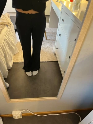Lågmidjade kostymbyxor - Svarta lågmidjade kostymbyxor från Bik bok i storlek 36, det har slits längst ner!🫶🏼
