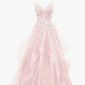 Balklänning  - Säljer min fina rosa prinsessbalklänning med puffig botten och glitter detaljerat topp. Storlek 38 med snörning i ryggen så den är justerbar. Använd endast 1 gång. Ny pris 1300 vid snabb affär kan priset sänkas