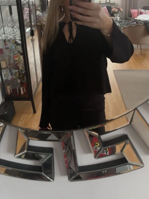 Svart Tröja Gina Tricot - Svart blus/tröja. Stl S. Aldrig använd.