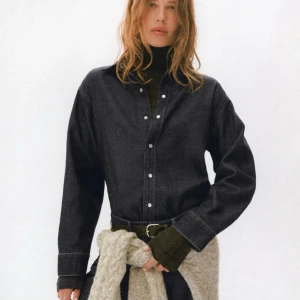 Jeansskjorta  - Jeansskjorta i storlek S superfin och helt oanvänd. Ordinariepris 500kr