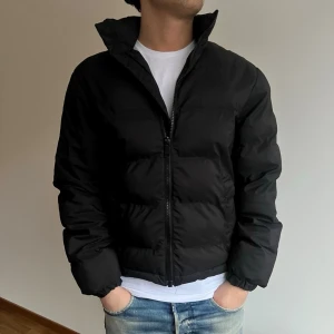 Svart Weekday pufferjacka strl XS - Riktigt snygg. Använd och har vissa skavanker (se sista bild) - detta syns ej vid användning.