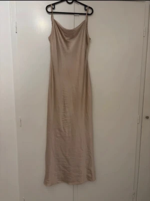 Balklänning - Säljer min jättefina balklänning🥰bara använd 1 gång och i jättebra skick🥰🥰champagne färg!