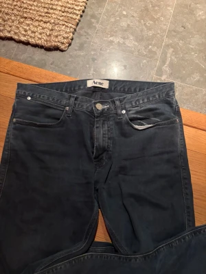 Jeans Herr - Acne & J.Lindberg - Acne - 350 kr  J.Lindberg - 150kr styck (Paketpris - 1200)