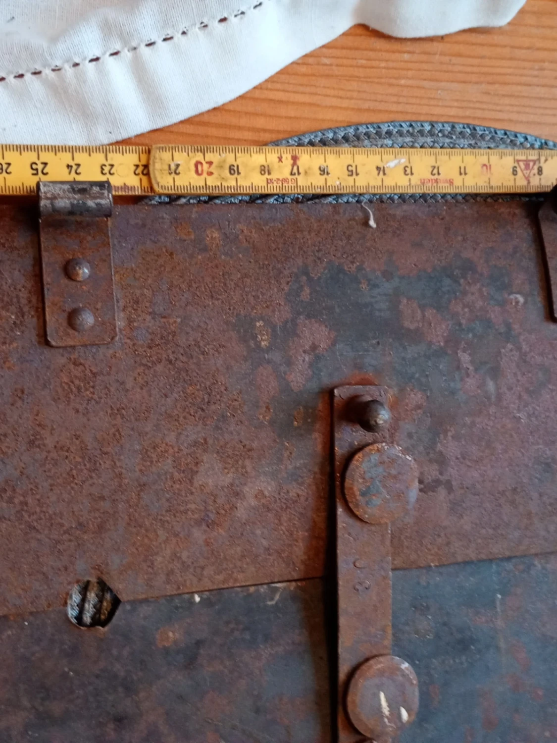 Gammal järnlucka med beslag inre Kakelugns lucka  - 3