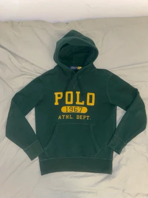Ralph Lauren Grön Hoodie - Skick: 10/10, inga defekter alls och skön! Passar XS-S, 165-173 | Pris kan diskuteras!
