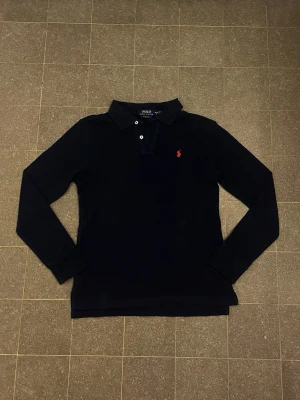 Ralph Lauren piké  - Tjena, säljer en riktigt snygg mörkblå långärmad  Polo Ralph Lauren piké. Priset kan diskuteras. Skriv gärna om ni har några funderingar.