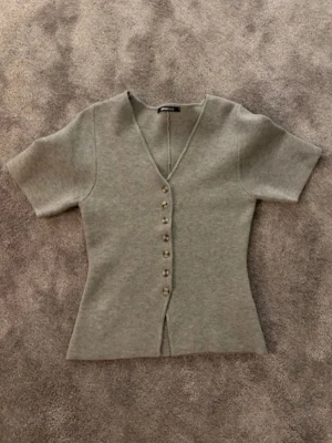 Grå kortärmad kofta med knappar - Knappt använt!💋