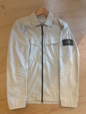 Stone Island overshirt  - Extremt bra skick, endast använd 2-3 ggr. Nypris: runt 5000. KVITTO OCH PÅSE TILLKOMMER!