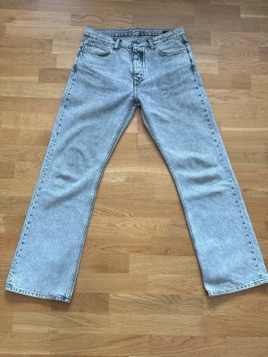 Light grey stone Hope Rush Jeans  - Light Grey Stone Rush Relaxed Bootcut Jeans. Storlek 31/32 men sitter mer som 32 i midjan. Väldigt bra skick, inga defekter. Pris går att diskutera, skriv vid minsta lilla fundering.