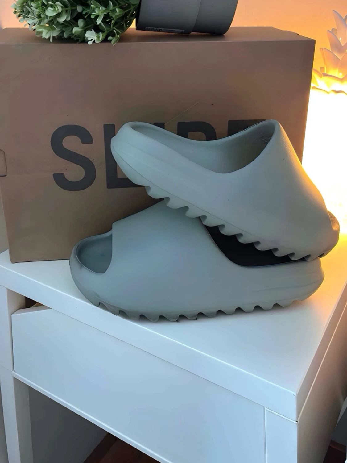 Gråa Yeezy Slide tofflor från Adidas