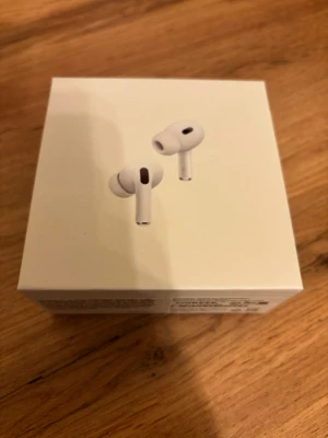 AirPods Pro (2nd generation) med MagSafe Charging Case (USB-C) - Säljer ett par helt nya AirPods Pro (2nd generation) med MagSafe-laddningsetui (USB-C). Säljer dessa pga att jag redan har ett par själv, men vann dessa i en tävling på Instagram  (A+)