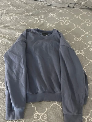 Mörkblå sweatshirt från lager  - En enkel och stilren mörkblå sweatshirt från lager 157. Tröjan har rund halsringning, långa ärmar och ribbade muddar vid ärmslut och nederkant. Perfekt för en avslappnad och casual look.