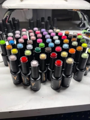Stort set gelnagellack i många färger - Säljer ett stort set med gelnagellack  i massor av olika färger, allt från pastell till neon och klassiska nyanser. Flaskorna är svarta med färgmarkering på locket för enkel översikt. Perfekt för dig som älskar att variera dina naglar och testa nya looks. Alla är fria från TPO och o öppnade 
