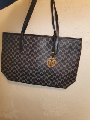 Svart handväska  - Snygg svart handväska