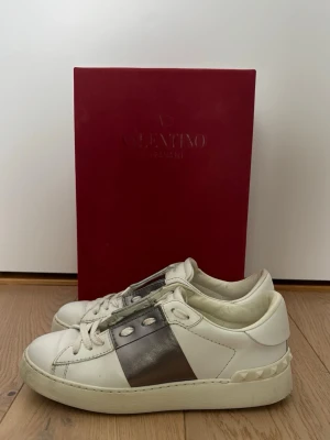 Valentino open - Valentino open skor som är i storlek 35 och ett halvt allt OG medföljer, Vid frågor är det bara att hora av er 🙌