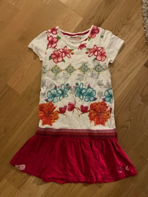 Färgglad blommig klänning Desigual - Supersöt barnklänning som jag älskade när jag var barn! Inte använd särskilt mycket eftersom jag tyckte den var ”för fin”. 