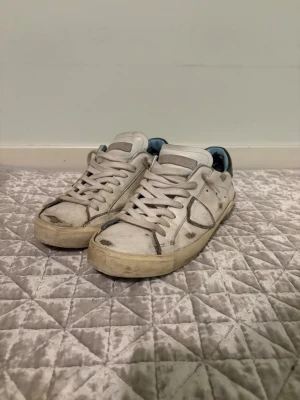 Philippe model skor - strl 42 - Philippe Model sneakers 👟✨ Storlek 42 👀💥 Vita med blå detaljer 💙🤍 Skorna kommer utan og och skosnörena har bytts ut, dessutom har sulan bytts då den gamla hade dålig kvalitet 🔧✨ Perfekta för våren 🌸☀️ och passar till både vardag och fest 😎🔥 Hör av er om ni har frågor eller vill ha fler bilder 💬