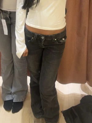 mörkgråa jeans  - jeans som inte används längre köpt i storlek 152, skulle säga att det funkar som XXS o XS!! 