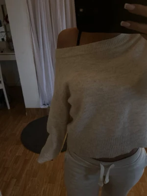 Beige stickad one shoulder tröja - Super fin och basic stickad tröja , använt 1 gång 