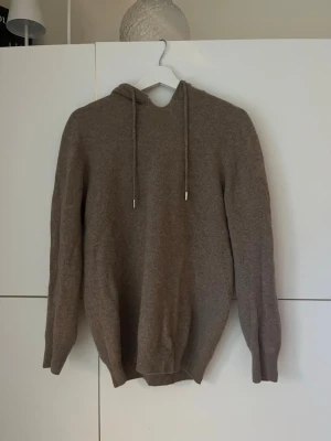 Beige merinohoodie - Beige merinohoodie som tyvärr blivit för liten för mig. Passar någon som är 175-180 cm. Kontakta vid intresse kan gå ner i pris vid snabb affär