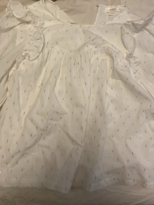 Vit blus med guldprickar Gina Tricot - Superfin vit blus från Gina Tricot med diskreta guldprickar som ger en lyxig känsla. Blusen har bara använts en gång!🤍