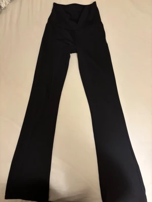 Svarta bootcut leggings - Säljer ett par svarta leggings med bootcut. De är stretchiga och har en smickrande passform som sitter skönt. Perfekta till både oversized tröjor och crop tops. Materialet känns mjukt och följsamt. Storlek xs (32/34)💓