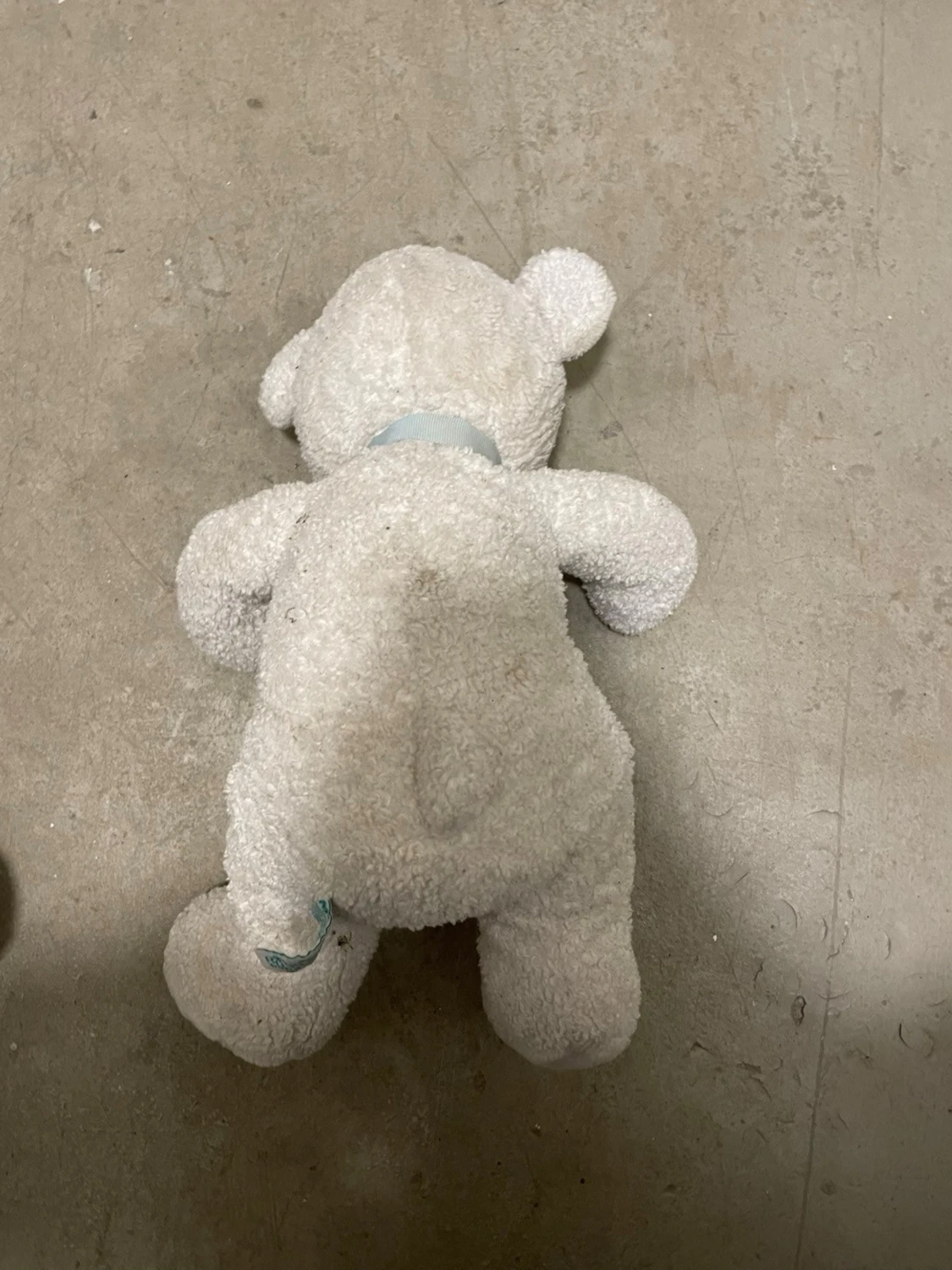 Vit mjuk nallebjörn med blå rosett - 2