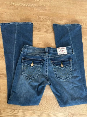 True Religion Jeans  - Joey Low Rise Flare i storlek 26. De är oanvända i jättebra skick 💕